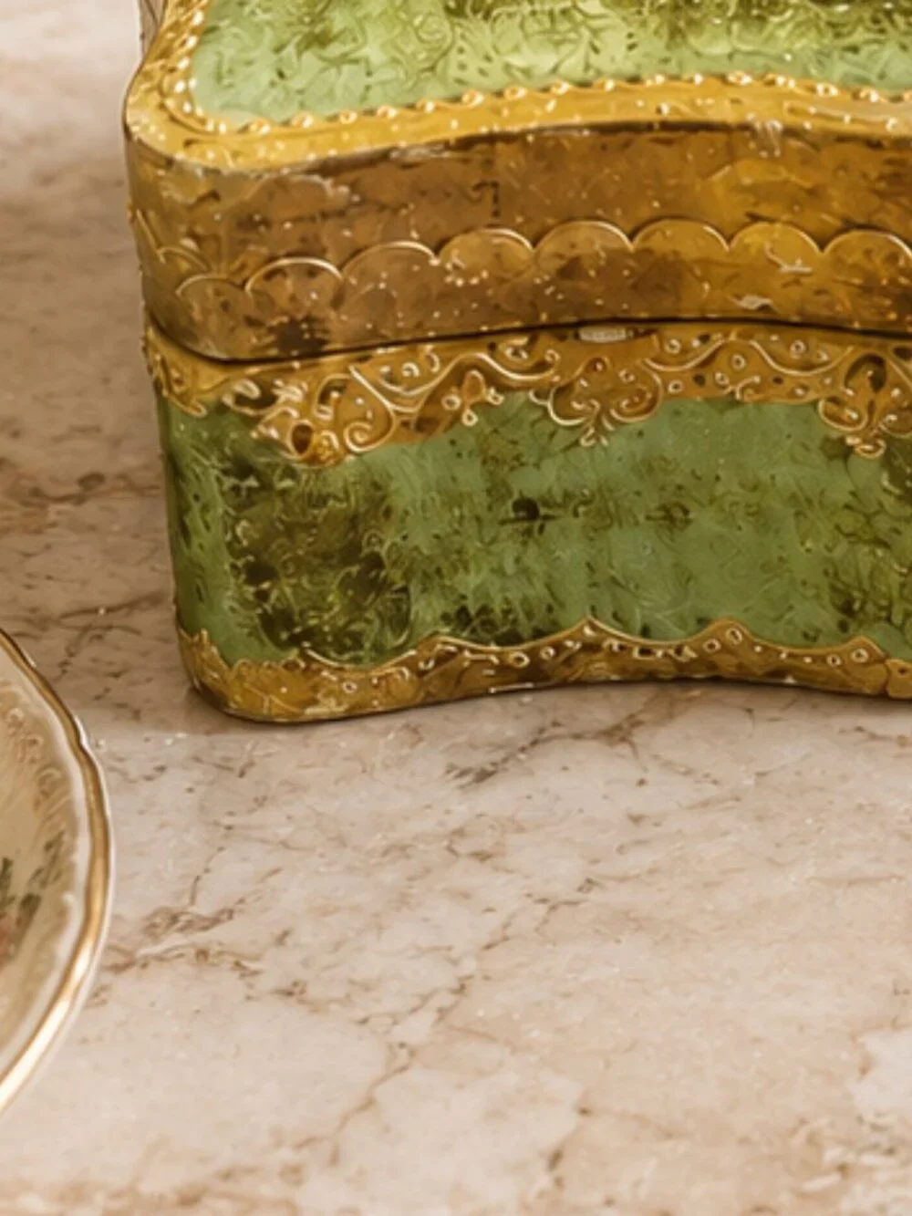 Vintage Italian Florentine Gold Leaf Gilt Hand-Painted Carved Wooden Jewelry Box